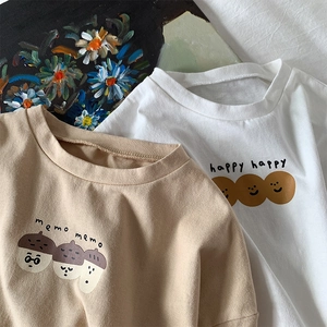 Detalle de camisetas de algodón para niños con bellotas y gráficos sonrientes