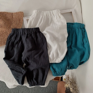Détail du pantalon sarouel bébé en gaze de coton respirante avec taille élastique en trois couleurs