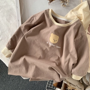Détail d'un t-shirt en coton marron avec imprimé ours mignon pour petites filles