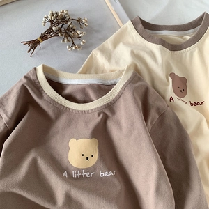 Détail de T-shirts à manches longues en coton avec imprimés d'ours et cols ronds côtelés