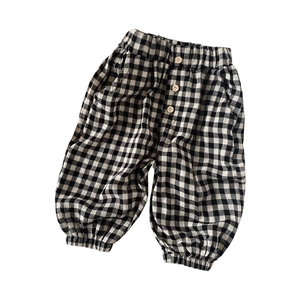 Pantalon vichy ample pour filles avec taille élastique et détails boutonnés sur fond blanc