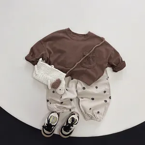 Ensemble enfant avec t-shirt marron à manches longues et pantalon beige à pois noirs