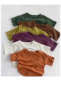 Flach liegende Baumwoll-T-Shirts in verschiedenen Farben mit Rundhalsausschnitt