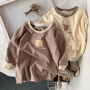 Détail du col contrasté et de l'imprimé ours sur les t-shirts en coton à manches