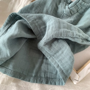 Gilet traspirante in garza di cotone per bambini verde salvia con cuciture sull'orlo