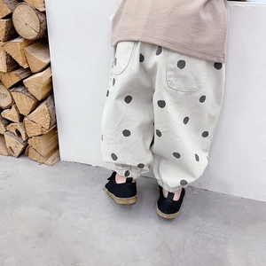 Détail du pantalon ample pour enfants à pois avec ourlets élastiques en tissu de coton