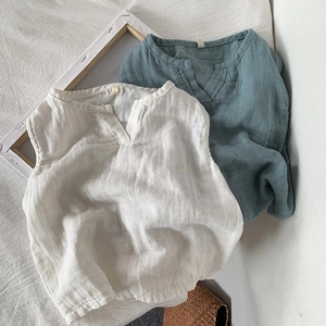 Dettaglio di gilet senza maniche in cotone e lino traspiranti con scollo a V bianco e blu