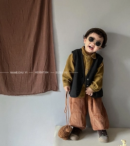 Vintage Kinderoutfit mit karamellfarbener Cordhose und senfgelbem Langarmshirt