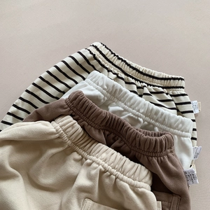 Lot de quatre pantalons sarouels pour bébé en coton, rayé, blanc, café et beige