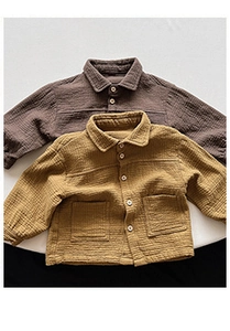 Détail de chemises enfant en gaze de coton double épaisseur marron et jaune doux