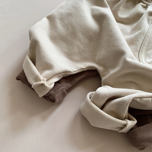Pantalon en maille pour enfant en crème et marron foncé avec revers souples