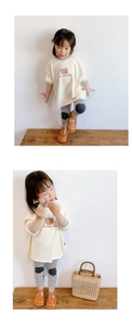Détail d'un sweat à motif ours pour fille avec pantalon rayé et chaussures en cuir marron