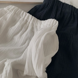 Gros plan détaillé de la taille élastique et des poches latérales du pantalon enfant
