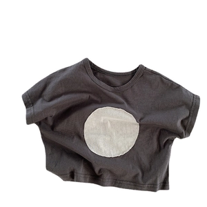 Minimalist girls' charcoal grey cotton T-shirt with a grey round patch on a white background
