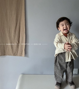 Pantalon en lin à rayures verticales et chemise crème pour un look décontracté enfant
