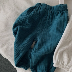 Détail du pantalon en mousseline de coton bleu marine avec taille élastique et texture gaufrée