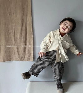 Pantalon large à rayures pour enfant avec chemise beige pour un look d'automne tendance