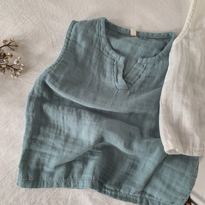 Dettaglio del gilet in garza di cotone per bambini con texture in mussola a due strati