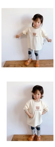 Détail d'un T-shirt pour fille avec motif ours et legging rayé aux genoux patchés gris