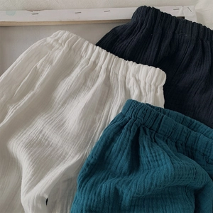 Détail du pantalon en coton respirant avec taille élastique en trois couleurs unies