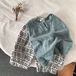 Dettaglio del set gilet in cotone e lino per bambini con top a V e pantaloni estivi