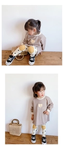 Détail d'un ensemble t-shirt à manches longues ours et legging à pois pour fille