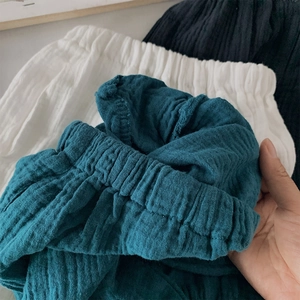 Détail du pantalon en gaze de coton montrant la taille élastique et la texture du tissu