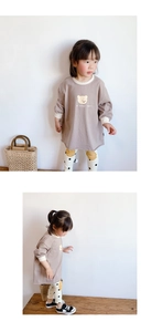 Détail de l'ensemble sweat ours pour fille et legging blanc à pois noirs