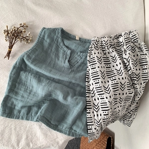 Set estivo per bambini in cotone e lino con gilet blu e pantaloncini a motivi geometrici