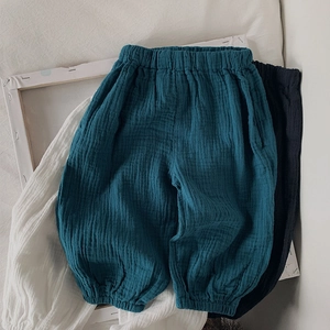Détail de la texture en mousseline de coton sur le pantalon respirant pour enfants