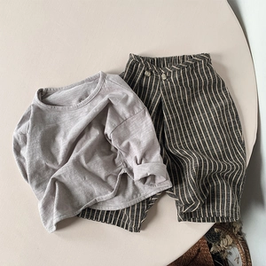 Ensemble minimaliste enfant en coton lin avec haut mauve et pantalon à rayures fines
