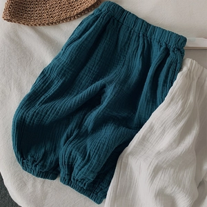 Détail du tissu en double gaze de coton doux et respirant sur ce pantalon enfant