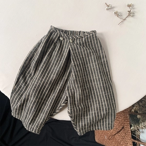 Détail du pantalon enfant en coton et lin à rayures grises avec taille élastique