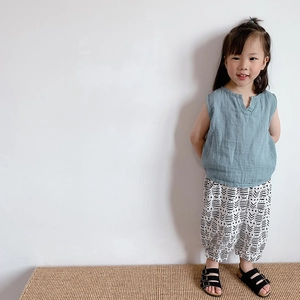Completo gilet in lino di cotone grigio-blu e pantaloni harem a fantasia per bambini