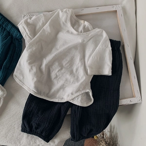 Détail d'un ensemble t-shirt et jogging en coton-lin pour enfants avec texture seersucker