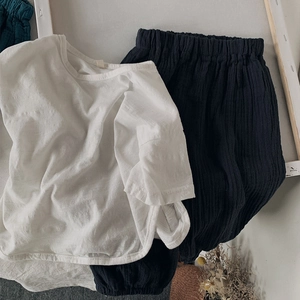 Mise à plat d'un ensemble d'été minimaliste en coton pour enfant avec t-shirt et pantalon