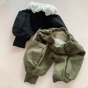 Detailansicht von Fleece-Futter und Cargotaschen an Kinder-Winter-Jogginghosen