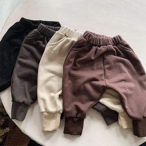 Détail du pantalon sarouel pour tout-petits en quatre couleurs avec poignets côtelés