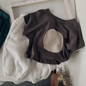 Mise à plat de t-shirt coton marron et pantalon seersucker blanc pour vêtements enfant