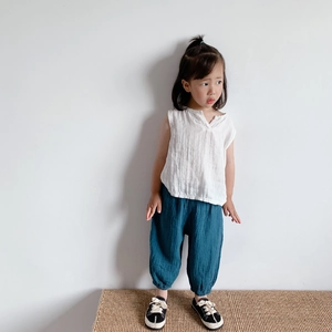 Dettaglio del gilet in cotone bianco traspirante per bambini e dei pantaloni alla harem