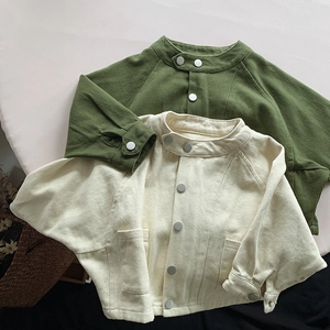 Détail de chemises pour enfants en coton et lin avec col montant et poches