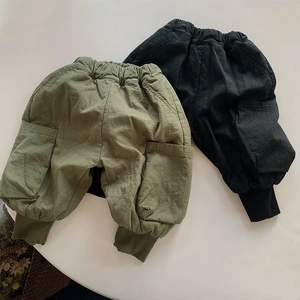 Detailansicht der Kinder-Cargohose mit elastischem Bund und großen Seitentaschen