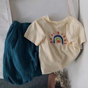 Détail du tissu en coton respirant sur l'ensemble d'été t-shirt et pantalon pour enfants