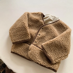 Détail du manteau en polaire pour enfant avec bords en velours côtelé et texture douce