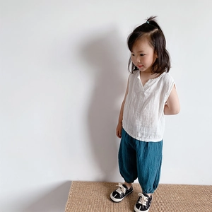 Set bimbo in cotone e lino con top bianco senza maniche e pantaloni a sbuffo blu