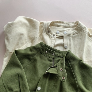 Vestes enfant à manches chauve-souris en coton beige et olive avec boutons pressions