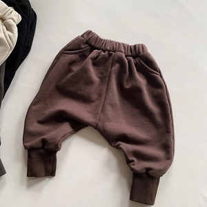 Détail du pantalon sarouel en coton pour enfant avec taille élastique et texture du tissu