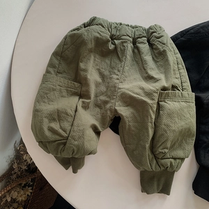 Detail der olivgrünen gesteppten Kinder-Cargohose mit Gummibund und winddichten Rippbündchen