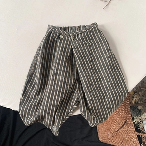 Détail du pantalon rayé en coton et lin pour enfants avec taille croisée et boutons