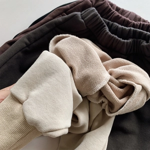 Pantalon sarouel enfant en coton bouclé marron et beige avec chevilles côtelées